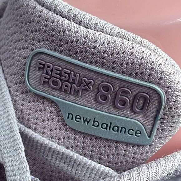 (A) NEW BALANCE WOMEN'S 860 V13, size 11 women’s/ 9.5 men’s - Picture 14 of 15
